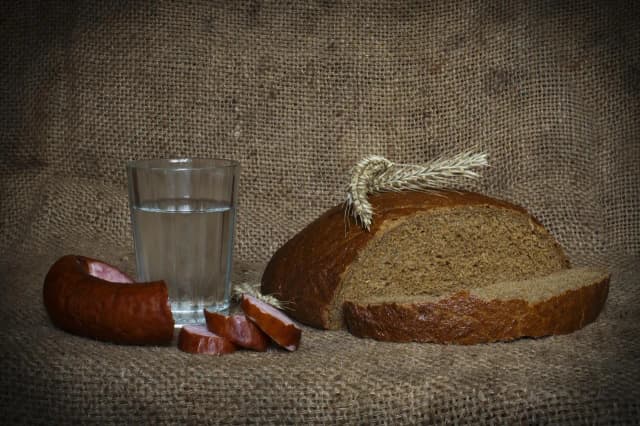 Ile kosztuje litr wódki? Ceny, które mogą cię zaskoczyć